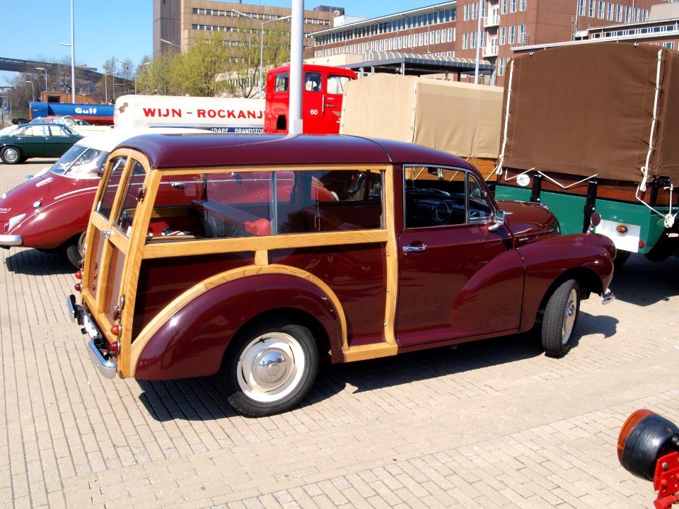 Red Morris Minor Traveller (1968) Dutch licence registration AL-46-81, pic2