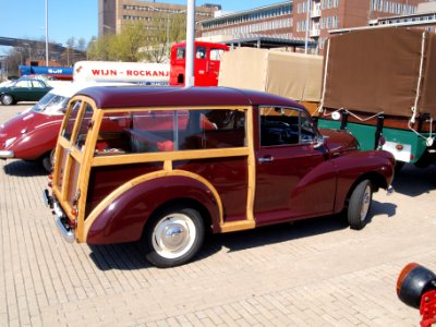 Red Morris Minor Traveller (1968) Dutch licence registration AL-46-81, pic2