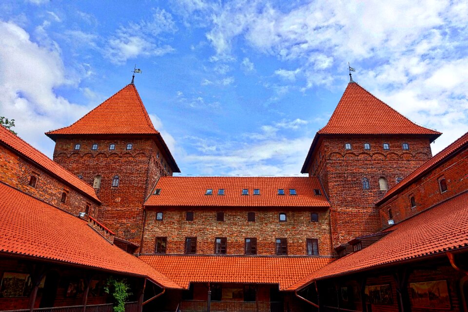 Facade courtyard roofline
