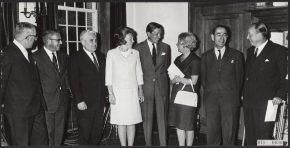 Reeks 018-0006 tm 018-0007 schenking deel huwelijkscadeau Beatrix aan gehandica, Bestanddeelnr 018-0006