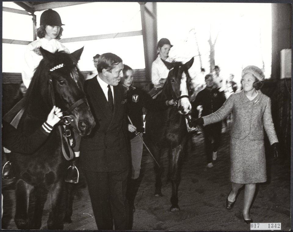 Reeks 017-1341 tm 017-1343 Beatrix en Claus openen Madurodam-manege in Den Haa, Bestanddeelnr 017-1342