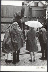 Reeks 060-0657 tm 060-0660 Toeristen trachtten zich te vermaken in de regen ge, Bestanddeelnr 060-0657