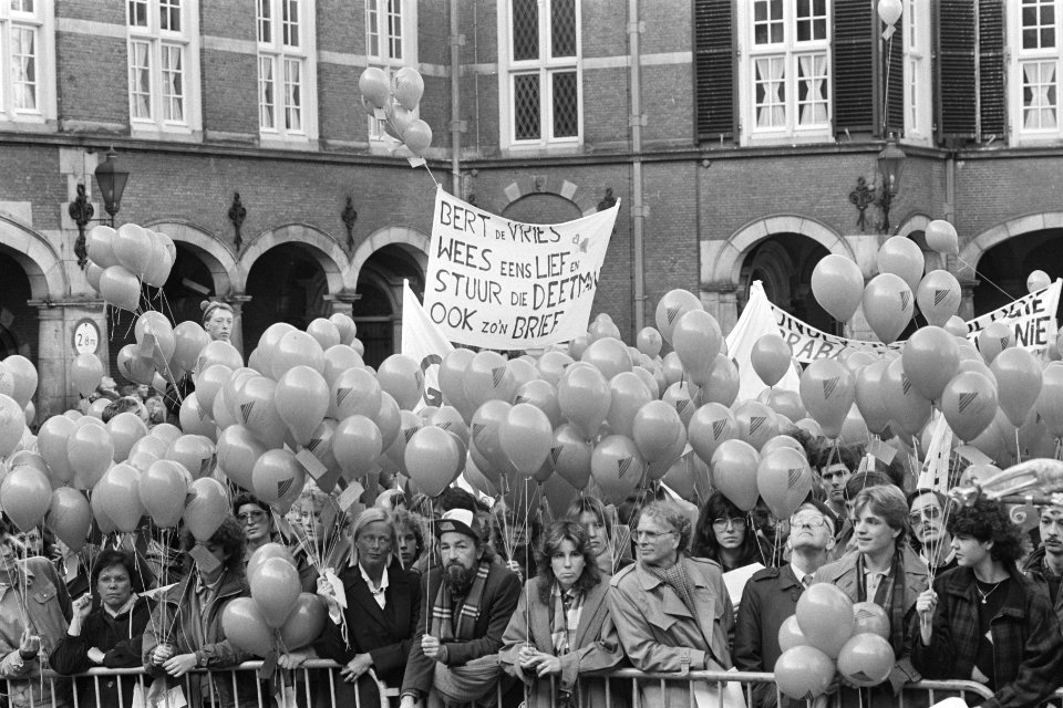 Rector magnificus van Moor spreekt demonstranten van Katholieke Universiteit Bra, Bestanddeelnr 933-8122