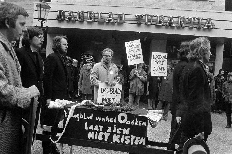 Redactie Dagblad van het Oosten staakt en demonstreert Almelo demonstranten met, Bestanddeelnr 927-7620