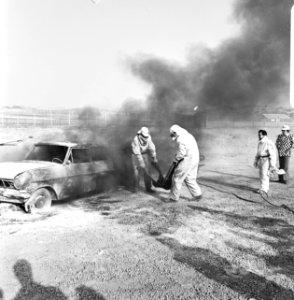 Reddingsdemonstratie op circuit van Zandvoort, vrijwilligers halen coureurs ui, Bestanddeelnr 927-1190