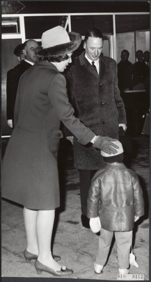 Reeks 018-0152 tm 018-0153 Beatrix en Claus begroeten kind bij opening Metro te, Bestanddeelnr 018-0152