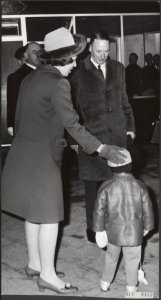 Reeks 018-0152 tm 018-0153 Beatrix en Claus begroeten kind bij opening Metro te, Bestanddeelnr 018-0152