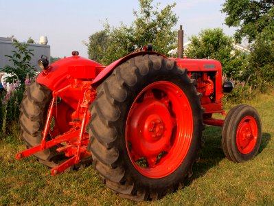 Red Nuffield tracktor