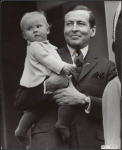 Reeks 018-0376 tm 018-0378 Beatrix en Claus met prins Willem-Alexander bij het , Bestanddeelnr 018-0376