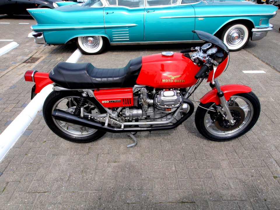 Red Moto Guzzi 850 Le Mans pic2
