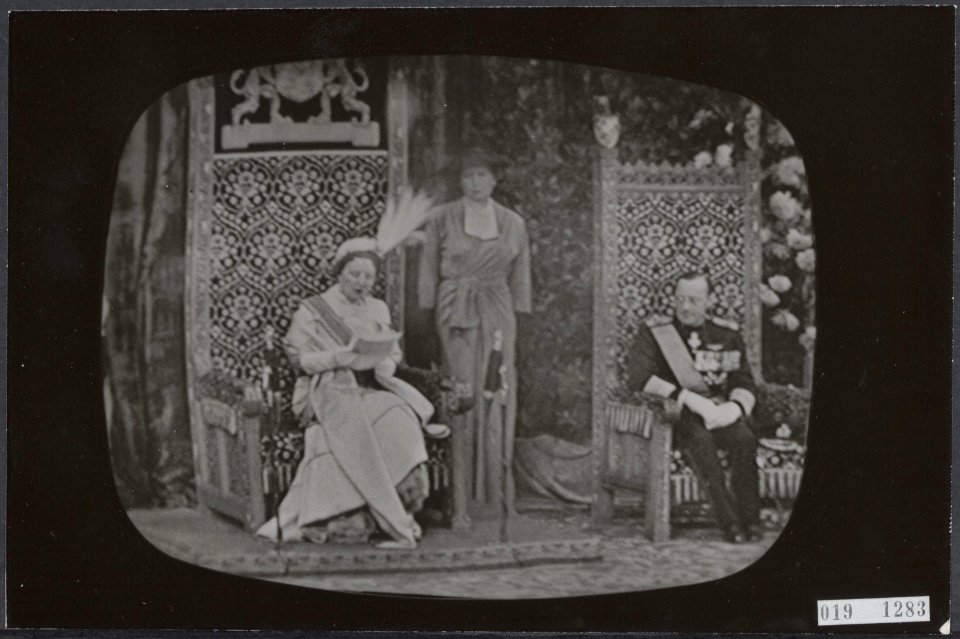 Reeks 019-1282, 019-1283. Foto 019-1283 is genomen van het televisiescherm, Bestanddeelnr 019-1283