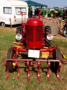 Red Massey Harris tracktor pic3
