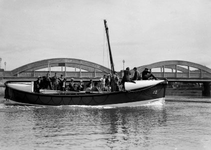 Reddingsboot met een boogbrug op de achtergrond, Bestanddeelnr 190-1110