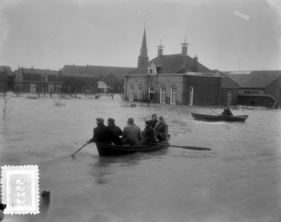 Redders in Zuidland met kerk op achtergrond, Bestanddeelnr 905-5135