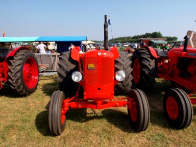 Red Nuffield Universal pic2