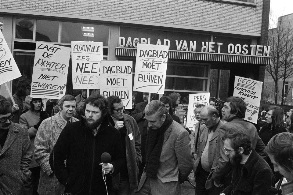 Redactie Dagblad van het Oosten staakt en demonstreert Almelo demonstranten voo, Bestanddeelnr 927-7623