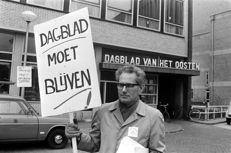 Redactie Dagblad van het Oosten staakt en demonstreert Almelo Dick Houwaart met, Bestanddeelnr 927-7619