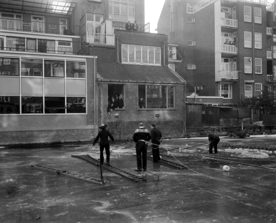 Redding kwam te laat, jongetje door ijs gezakt op de Lijnbaansgracht en verdronk, Bestanddeelnr 915-9587