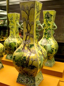 Rectangular Vase, Kangxi Reign, 1662-1722, famille jaune enamels on bisquit porcelain - National Gallery of Art, Washington - DSC09814
