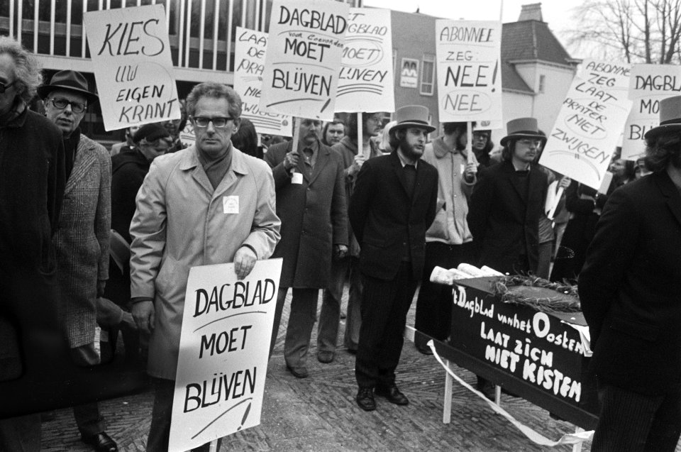 Redactie Dagblad van het Oosten staakt en demonstreert Almelo demonstranten ond, Bestanddeelnr 927-7624