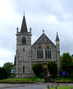 Redhill United Reformed Church, Shaw's Corner, Redhill (June 2013) (1)