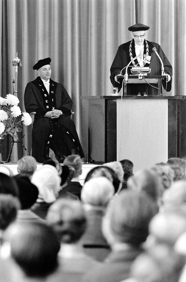 Rector Magnificus mr. W.F. de Gaay Fortman tijdens zijn openingsspeech, Bestanddeelnr 919-5823