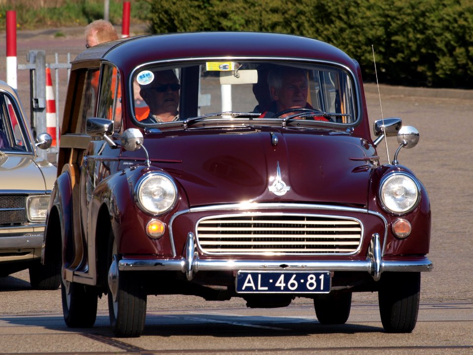 Red Morris Minor Traveller (1968) Dutch licence registration AL-46-81, pic4