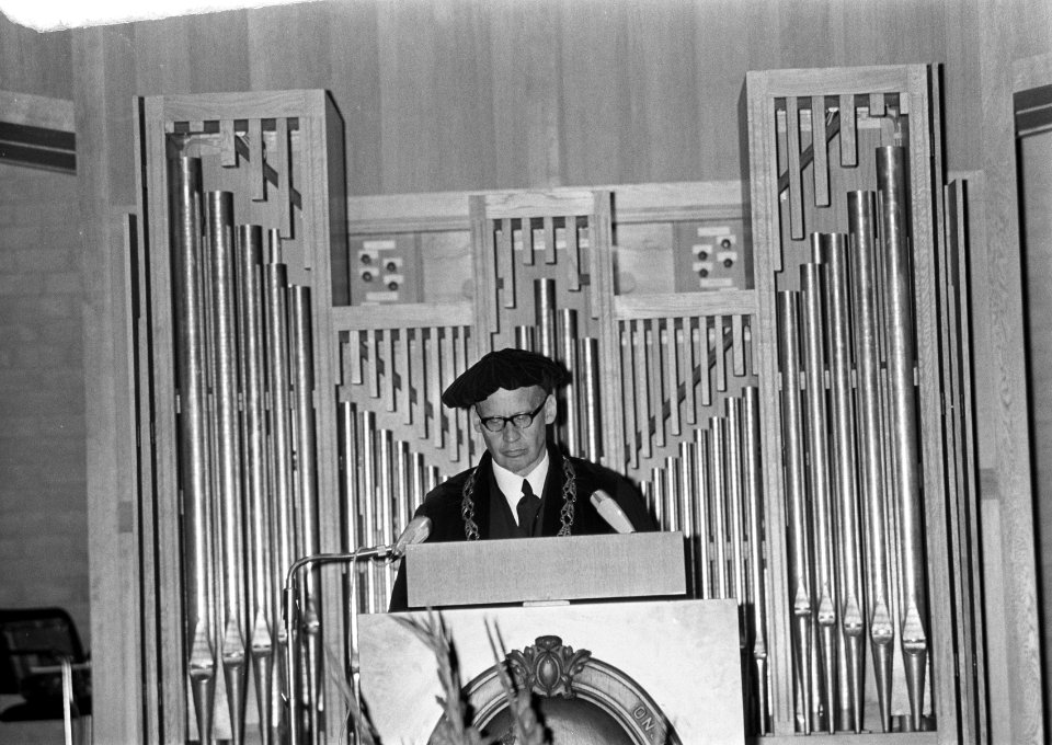 Rector-magnificus mr J A Diepenhorst tijdens openingstoespraak studiejaar VU , Bestanddeelnr 926-6557