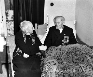 Redder Janus kuiper 95 jaar met dochter van Dorus Rijkers, Bestanddeelnr 904-5652