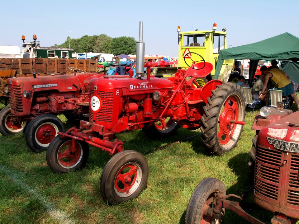 Red McCormick international Farmall Super FC
