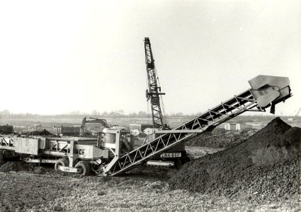Recyclingbedrijf (Rotte Polder) Onlangs is een ingenieuze door Visno in Haarlem gebouwde installatie in gebruik genomen waarmee volautomatisch volgens in te stellen verhoudingen grond vermengd wordt. 
