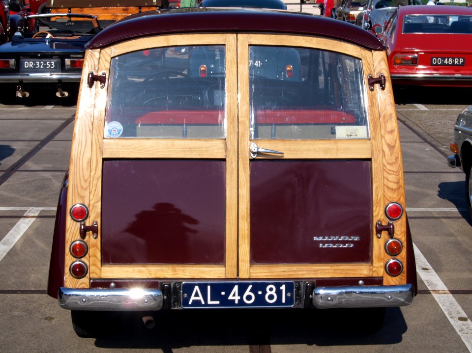 Red Morris Minor Traveller (1968) Dutch licence registration AL-46-81, pic7