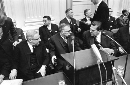 Regeringstafel met v.l.n.r. Jan De Quay KVP), premier Jelle Zijlstra (ARP) en Ba, Bestanddeelnr 919-8309
