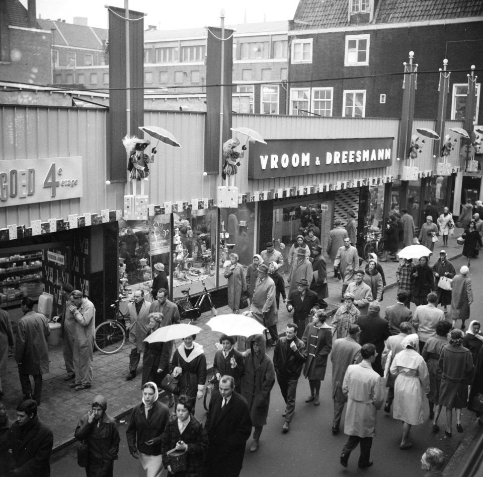 Regen in Sinterklaastijd, Zwarte Pieten aan gevel V&D, Bestanddeelnr 911-7763