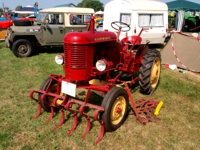 Red Massey Harris tracktor pic4