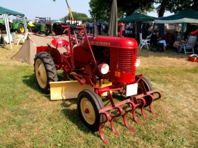 Red Massey Harris tracktor pic2