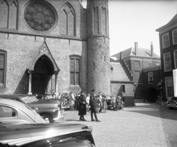 Regeringsverklaring over Indonesië. Mensen op het Binnenhof bij de Ridderzaal, Bestanddeelnr 903-3741