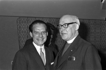 Rector Doesburg (rechts) in gesprek met dhr. J. Hubben (voorzitter van de Kathol, Bestanddeelnr 920-4430