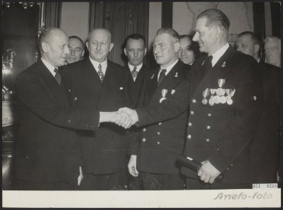 Redders van reddingsboten gedecoreerd wegens moedig gedrag, Bestanddeelnr 054-0268