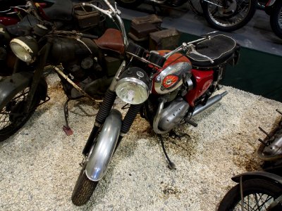 Red BSA motorcycle in the Ford museum pic2