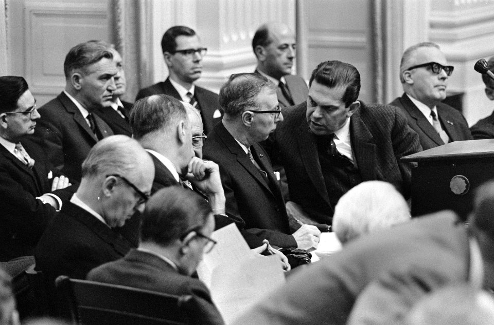 Regeringstafel met o.a. premier Jelle Zijlstra (ARP) en Barend Biesheuvel (ARP), Bestanddeelnr 919-8315