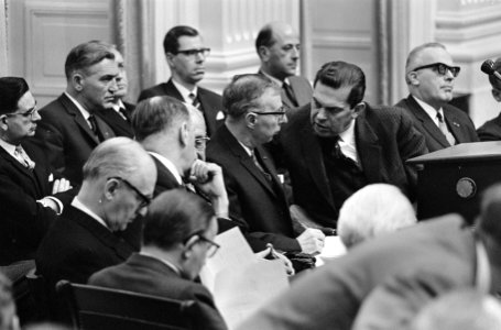 Regeringstafel met o.a. premier Jelle Zijlstra (ARP) en Barend Biesheuvel (ARP), Bestanddeelnr 919-8315