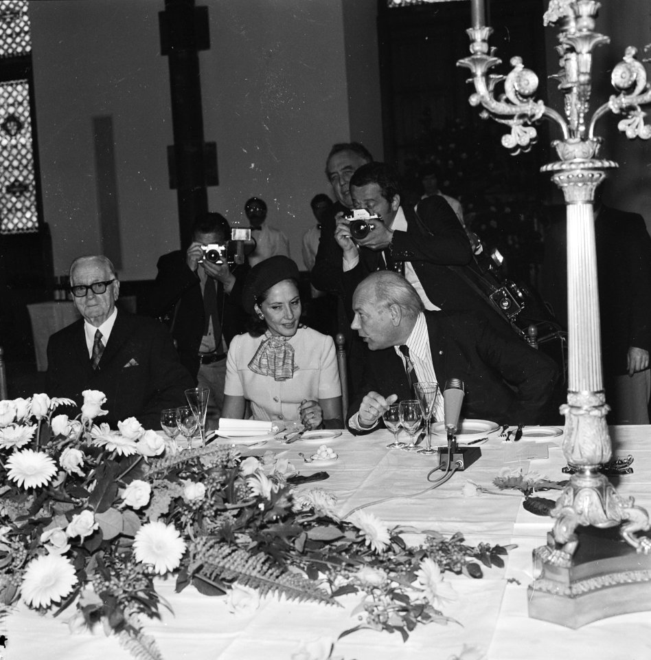 Regeringsdejeuner in de Ridderzaal premier Den Uyl in gesprek met mevrouw Leone, Bestanddeelnr 926-7803