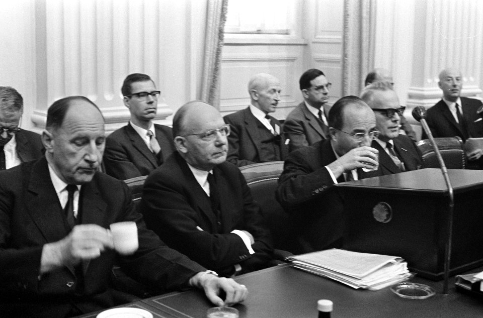 Regeringstafel met o.a. minister van Buitenlandse Zaken Joseph Luns (KVP) en min, Bestanddeelnr 919-6775