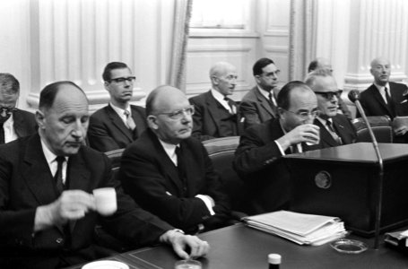 Regeringstafel met o.a. minister van Buitenlandse Zaken Joseph Luns (KVP) en min, Bestanddeelnr 919-6775