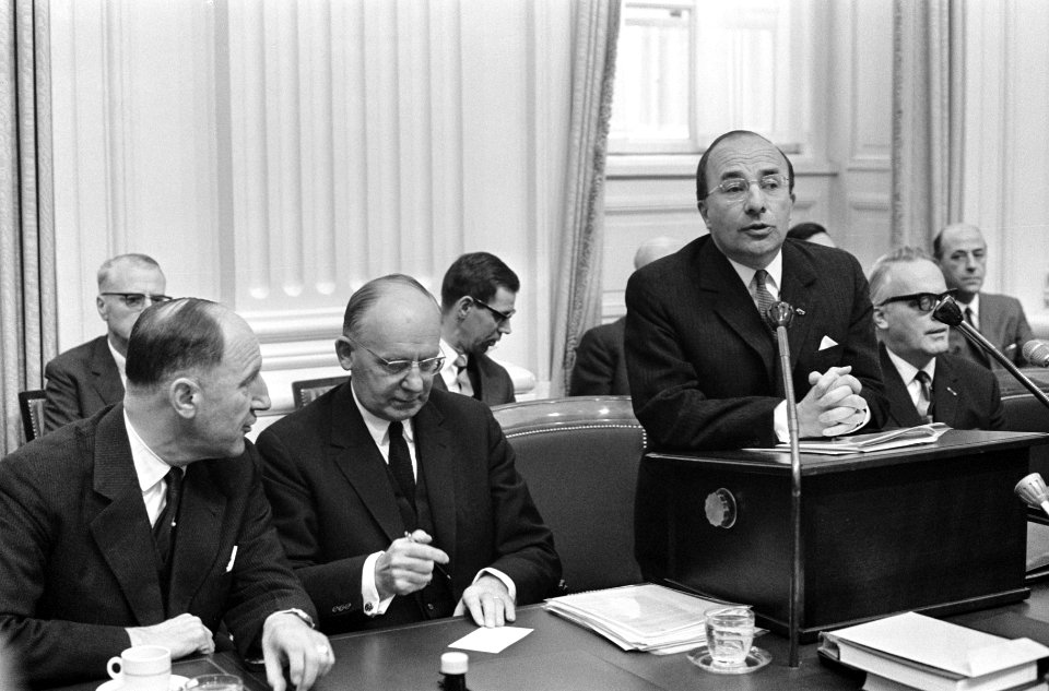 Regeringstafel met o.a. minister van Buitenlandse Zaken Joseph Luns (KVP) en min, Bestanddeelnr 919-6774