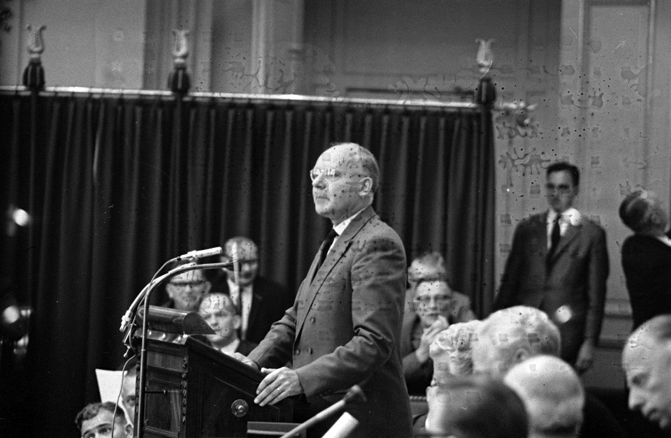 Regeringsverklaring in Tweede Kamer Professor Vondeling als eerste op het spre, Bestanddeelnr 915-3929