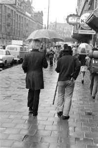 Regen in Amsterdam mensen met paraplu, Bestanddeelnr 927-3048