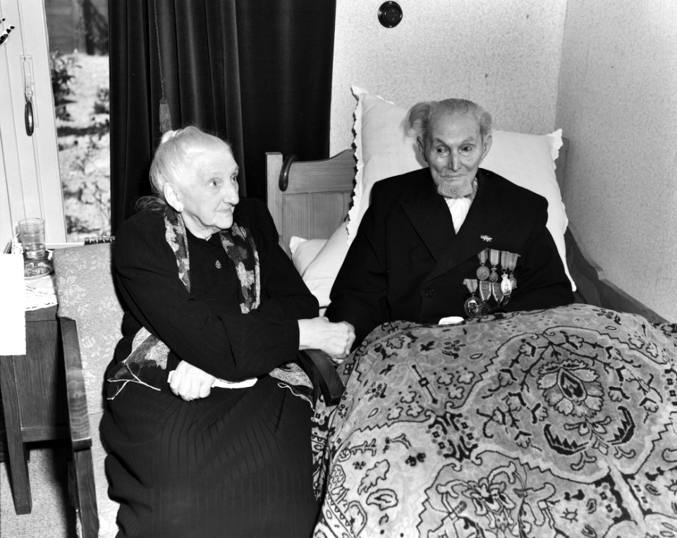 Redder Janus Kuiper 95 jaar met dochter van Dorus Rijkers, Doortje (Theodora) Ri, Bestanddeelnr 904-5653