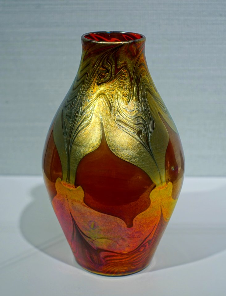 Red vase, Louis Comfort Tiffany, c. 1897, glass - Hessisches Landesmuseum Darmstadt - Darmstadt, Germany - DSC00862